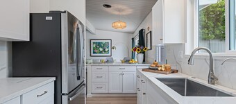 Beach Bliss - Art Deco Inspired Retreat, Explore Santa Barbara!