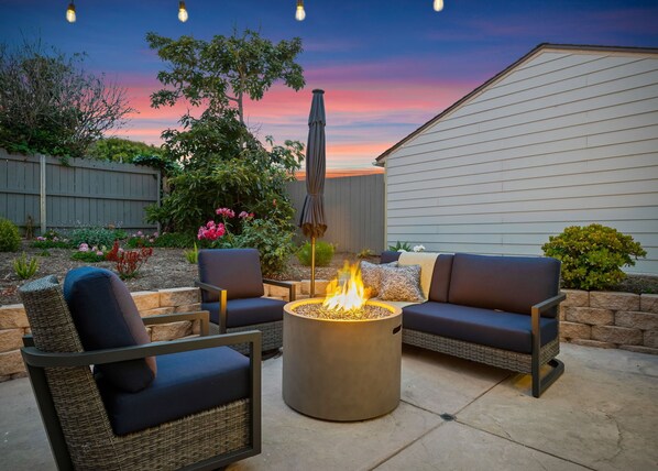 Terrace/patio - Beach Bliss - Art Deco Inspired Retreat, Explore Santa Barbara! (Santa Barbara)