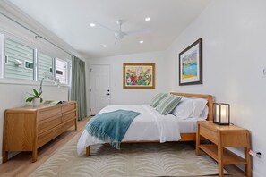 3 bedrooms, iron/ironing board, travel cot, free WiFi - Beach Bliss - Art Deco Inspired Retreat, Explore Santa Barbara! (Santa Barbara)