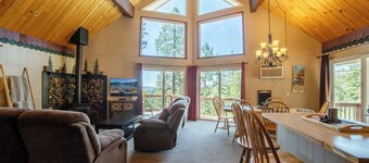 Robinhood Cabin – Forest Views, Fire Pit & Family-Friendly Comfort