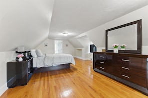 4 bedrooms, in-room safe, iron/ironing board, free WiFi