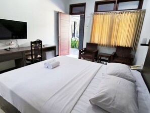 Superior Double Room | Free WiFi - Wisma Griyaku (Purbalingga)