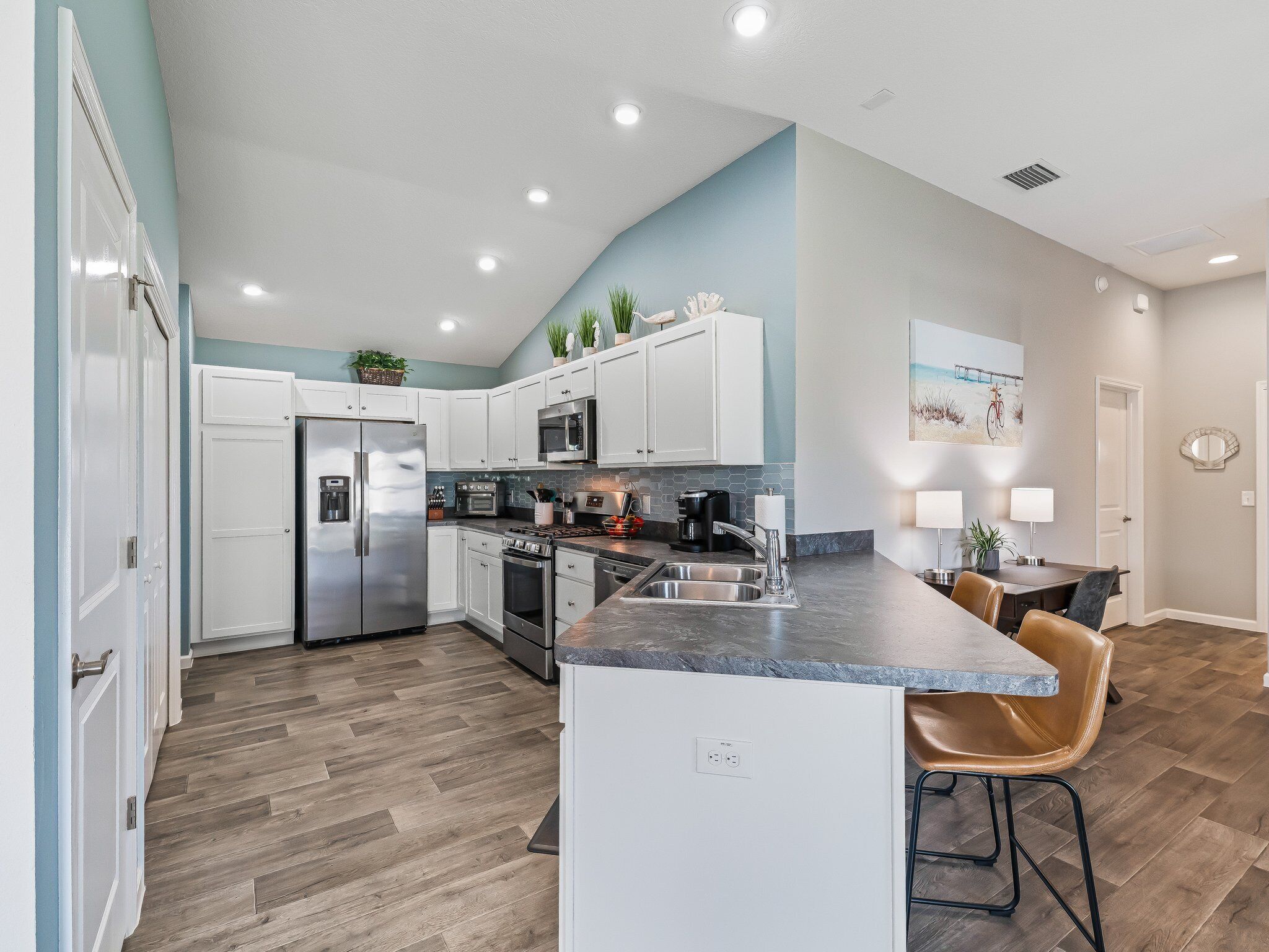 ثلاجة، ميكروويف، فرن، موقد طهي مسطح