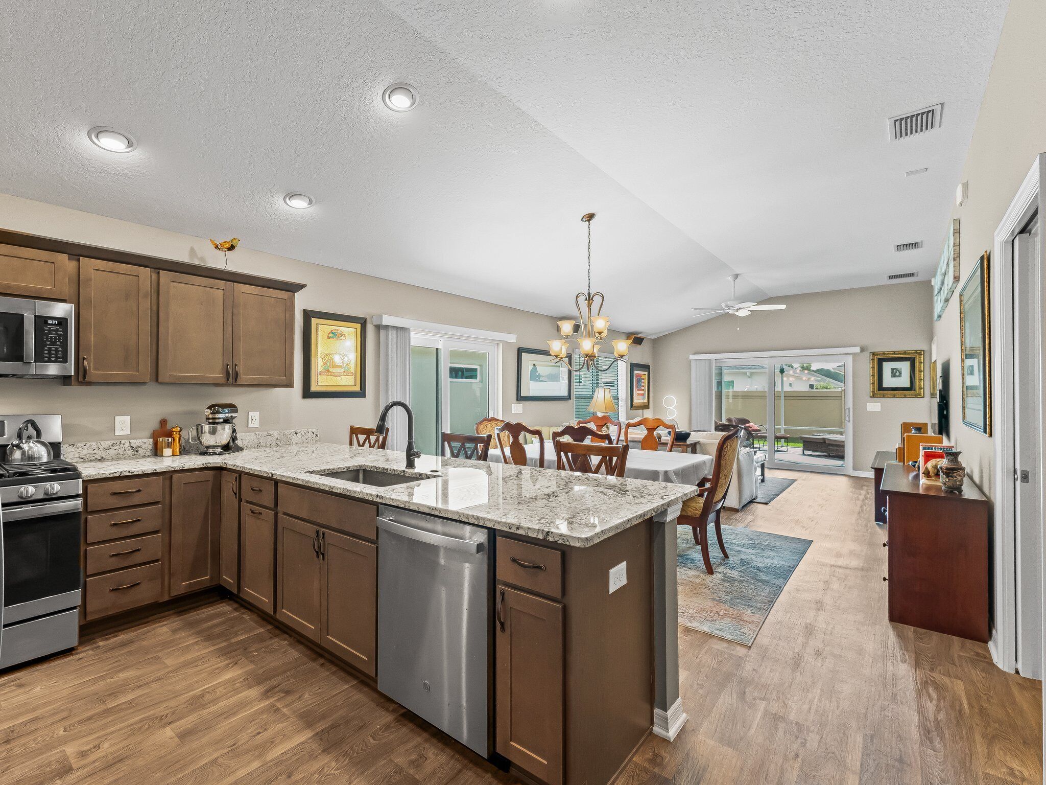 Réfrigérateur, four à micro-ondes, un four, surface de cuisson