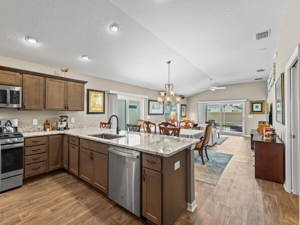 Réfrigérateur, micro-ondes, four, plaque de cuisson