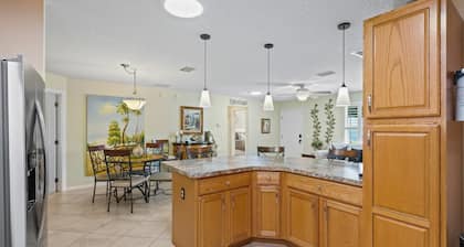 Charming 2/2 Cottage in Liberty Park – Golf Cart Included!