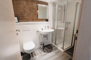 Basic-lejlighed - bjergudsigt - have-område | Badeværelse | Bruser, hårtørrer, håndklæder, Toiletpapir