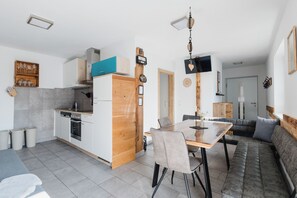 Appartement Confort, 3 chambres, vue montagne | Coin séjour | Télévision à écran plat de 50 pouces avec chaînes par câble