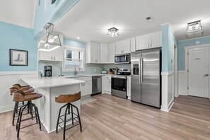 Kjøleskap, mikrobølgeovn, ovn og kokeplater