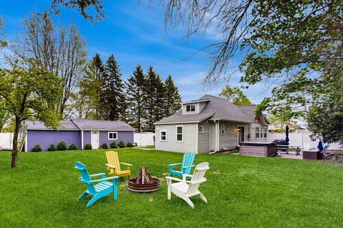 Arcadia Retreat w/ private hot tub, gas grill, fire pit, near beach, Dogs- YES!