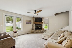 TV, fireplace, DVD player, books - Arcadia Retreat w/ private hot tub, gas grill, fire pit, near beach, Dogs- YES! (Arcadia)