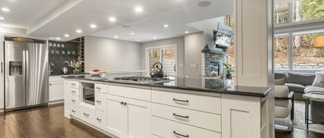 Een koelkast, een microgolfoven, een oven, een vaatwasser