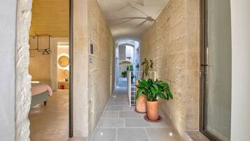 Deluxe Double Room, Non Smoking, Air conditioning | Living area