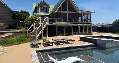 ~~ LOG HOME ON A BEAUTIFUL LAKE~Resort style pool~~Charming Large 5 bedroom