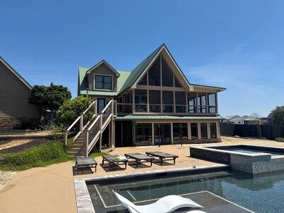 ~~ LOG HOME ON A BEAUTIFUL LAKE~Resort style pool~~Charming Large 5 bedroom