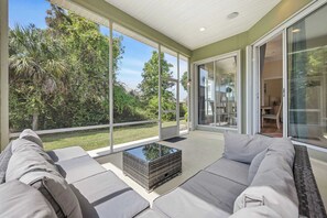 Ferienhaus, Mehrere Betten, Terrasse, Gartenblick (Vintage Blue) | Wohnbereich | 42-Zoll-Flachbildfernseher mit Digitalempfang, Kamin