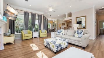 Casa, varias camas, patio, vista al jardín (Vintage Blue) | Área de sala de estar | Televisión de pantalla plana de 42 pulgadas con canales digitales