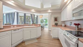 Casa, varias camas, patio, vista al jardín (Vintage Blue) | Cocina privada | Refrigerador, microondas, horno y parrilla de estufa