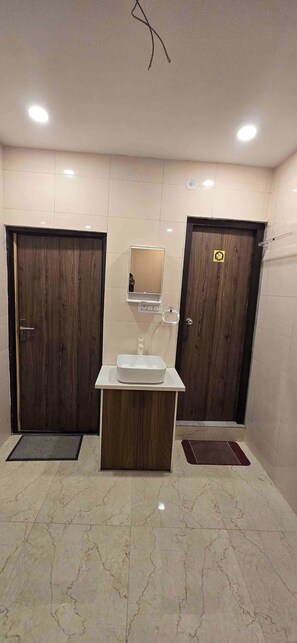 Douche, serviettes fournies, savon