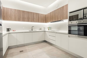 Appartement Deluxe, balcon | Cuisine privée | Réfrigérateur, plaque de cuisson