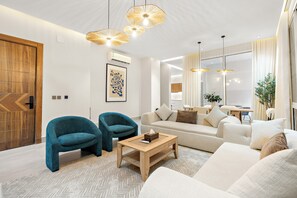 ดีลักซ์อพาร์ทเมนท์, ระเบียง | บริเวณนั่งเล่น