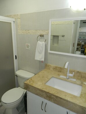 Douche, sèche-cheveux, serviettes fournies