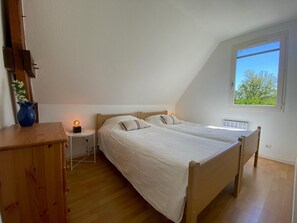 2 bedrooms, bed sheets