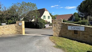 A gated entrance to a property named Domaine de Carsac, with a stone wall and a sign indicating private ownership. - Holiday Home in Perigord Noir Near Dordogne (Carsac-Aillac)