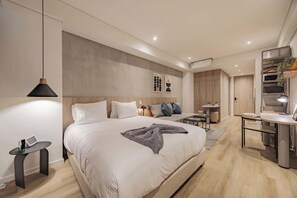 Desk, WiFi, bed sheets - Quadrato | Laureles Studio, w/AC, Balcony, WIFI (Medellín)