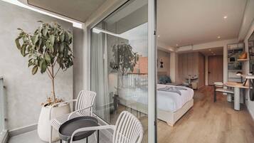 Escritorio, wifi y ropa de cama