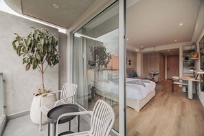 Escritorio, wifi y ropa de cama 