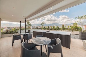 Outdoor dining - Quadrato | Laureles Studio, w/AC, Balcony, WIFI (Medellín)