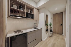 電子レンジ、コンロ、コーヒー / ティーメーカー、調理器具と食器