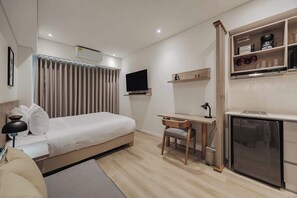 デスク、WiFi、ベッドシーツ