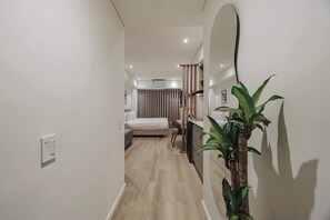 Escritorio, wifi y ropa de cama