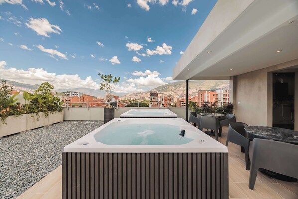 Outdoor spa tub
