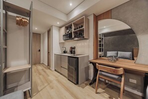 Mikrowelle, Herdplatte, Wasserkocher mit Kaffee-/Teezubehör