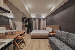 Escrivaninha, Wi-Fi, roupa de cama