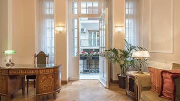 Luxury Apartment, City View | Ruang tamu | 32 inci sebuah televisyen pintar dengan satelit, pembesar suara pintar