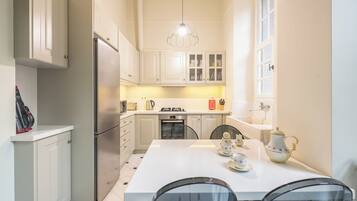 Luxury Apartment, City View | Dapur peribadi | Peti sejuk, ketuhar gelombang mikro, ketuhar, dapur