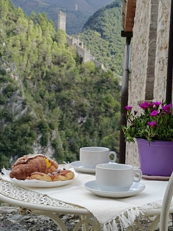 Outdoor dining. House for tourist rental Borgo sul Nera