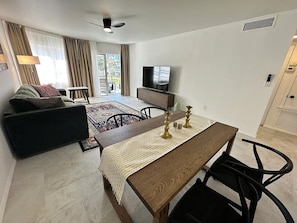 Interior - Charming 1-bedroom in Siesta Key with AC WiFi. 5 min walk to #1 America's Beach (Siesta Key)