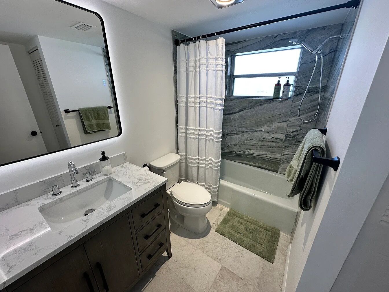 Une salle de bain avec un lavabo, des toilettes et une baignoire.