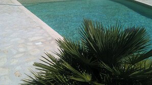 A rectangular swimming pool with clear water, surrounded by a stone deck. - Vacations in the countryside, between the Mediterranean beaches and the Caroux massif, (Murviel-lès-Béziers)