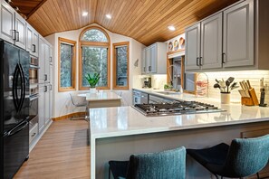 Kjøleskap, mikrobølgeovn, ovn og kokeplater