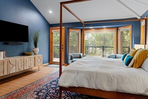 4 soverom, skrivebord, strykejern/-brett og reiseseng for barn