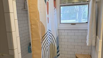 Regadera, toallas, jabón, papel de baño