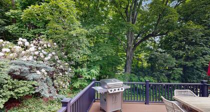 Mountain village home: walk to downtown, entertainment; close to Mt. Cranmore
