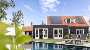 A modern house with a swimming pool, solar panels, and a garden. - Holiday Home in Zeeland With Private Pool (Wissenkerke)