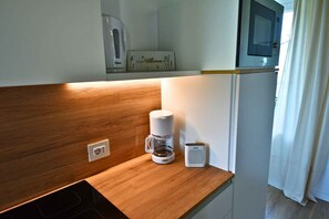 Réfrigérateur, four à micro-ondes, surface de cuisson, lave-vaisselle